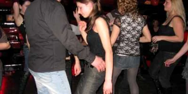 Doamenele şi domnişoarele se pregătesc pentru un week-end plin de distracţie