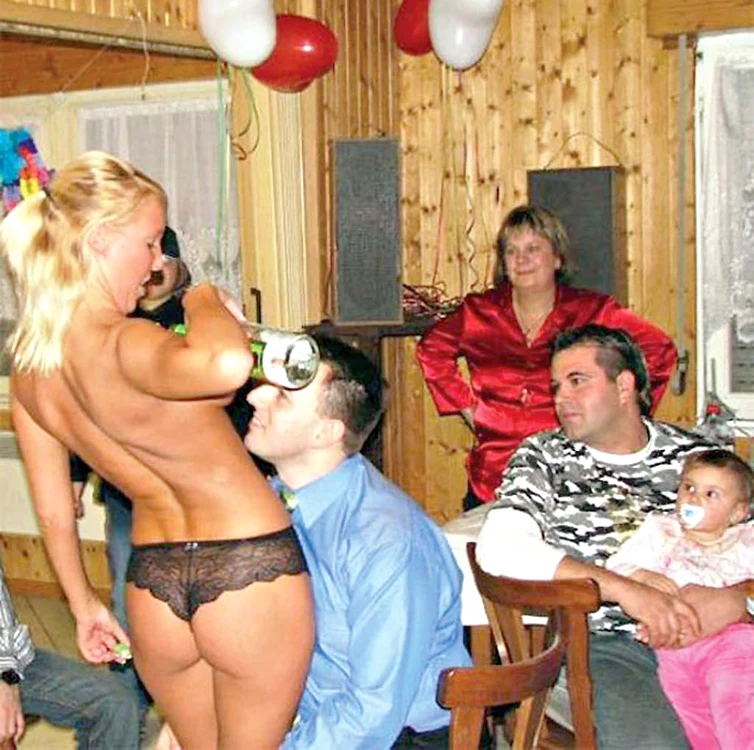 “Uite, tati,  şi el suge din biberon!”