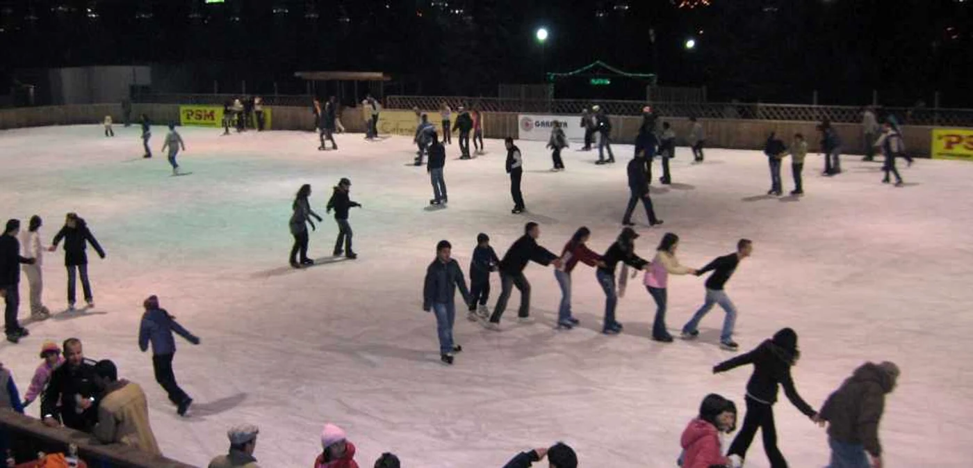Distracţia este asigurată în weekend la patinoar-imagine arhivă