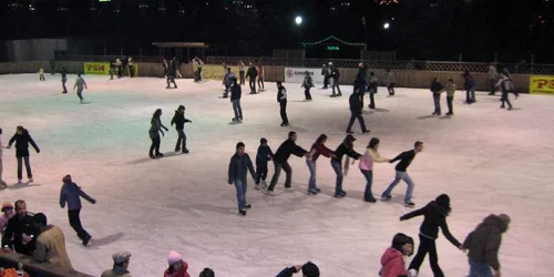 Distracţia este asigurată în weekend la patinoar-imagine arhivă