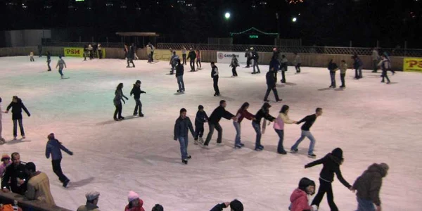 Distracţia este asigurată în weekend la patinoar-imagine arhivă