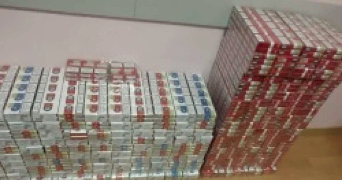 Produsele de tutungerie au fost depistate într-un micorbuz ce transporta pasageri şi colete