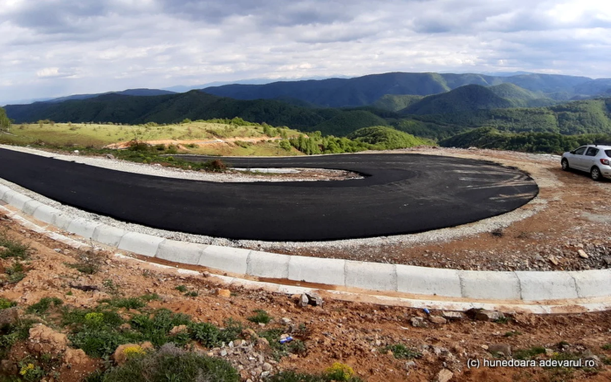 Drumul Bunila - Cernişoara Florese. FOTO: Daniel Guţă. ADEVĂRUL.