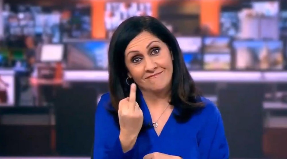 Prezentatoare BBC, surprinsă în timp ce arăta degetul mijlociu în direct. Cum și-a explicat gestul VIDEO