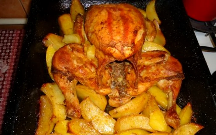 
    Pui la cuptor cu cartofi  