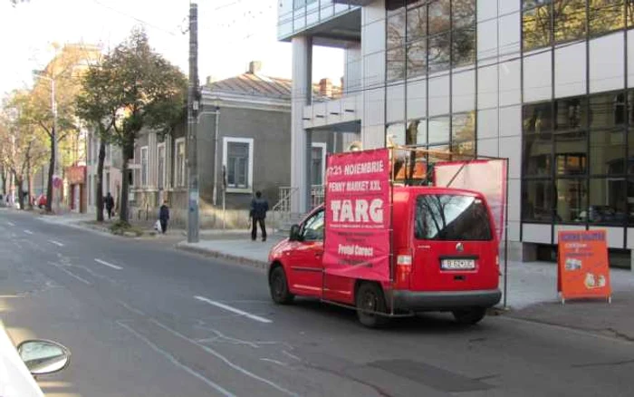 Maşinile care fac reclamă şi anunţă târguri transformă traficul rutier într-un coşmar