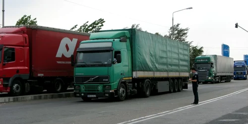 Arad: UPDATE Şoferul polonez spune că a fost răpit de doi dintre cei trei hoţi, cu o dubiţă albă