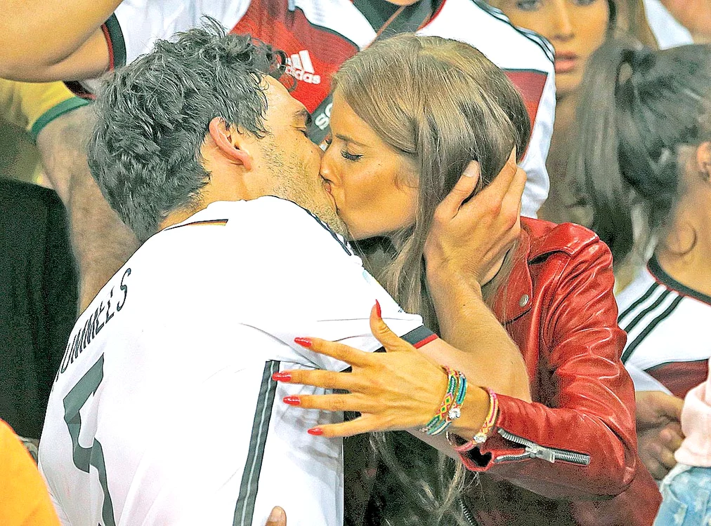 Hummels s-a „lipit” de  prietena sa, Cathy
