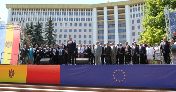 Ca în perioada renaşterii naţionale, politicienii au ieşit în stradă pentru a anunţa mulţimii decizia istorică FOTO: Tudor Iovu