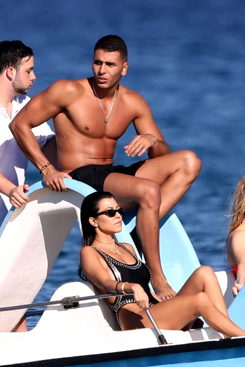 Kourtney Kardashian et son compagnon le mannequin français d'origine algérienne Younes Bendjima s'éclatent dans les vagues au large de Saint Tropez sur un pédalo jpeg