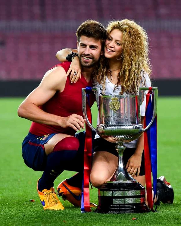 Gerard Pique de la FC Barcelona şi Shakira se pozează cu trofeul după ce FC Barcelona a câştigat finala Cupei Regelui  contra Athletic Club pe Camp Nou în Barcelona SpaniaFOTO Guliver/Getty Images