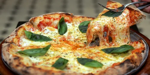 Pizza tinerilor a fost mâncată de poliţişti