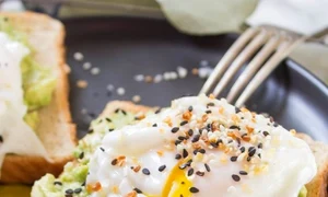 1 toast cu avocado si seminte jpg jpeg