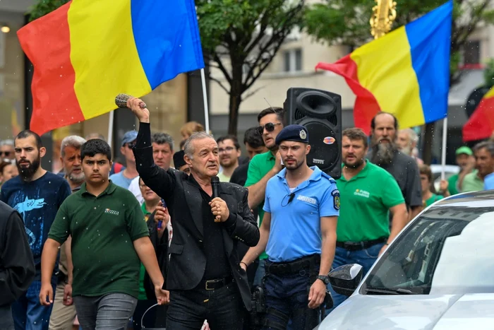 Gigi Becali a sfintit cu agiasma pe Calea Victoriei FOTO Mediafax 