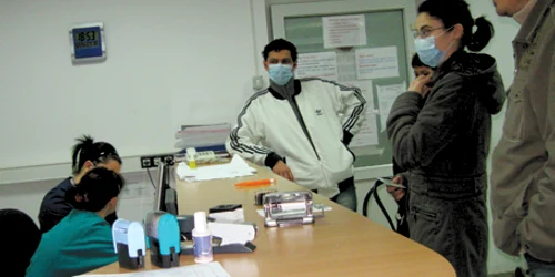 Vizitatorii şi personalul medical poartă măşti de protecţie