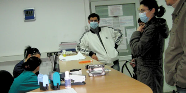 Vizitatorii şi personalul medical poartă măşti de protecţie