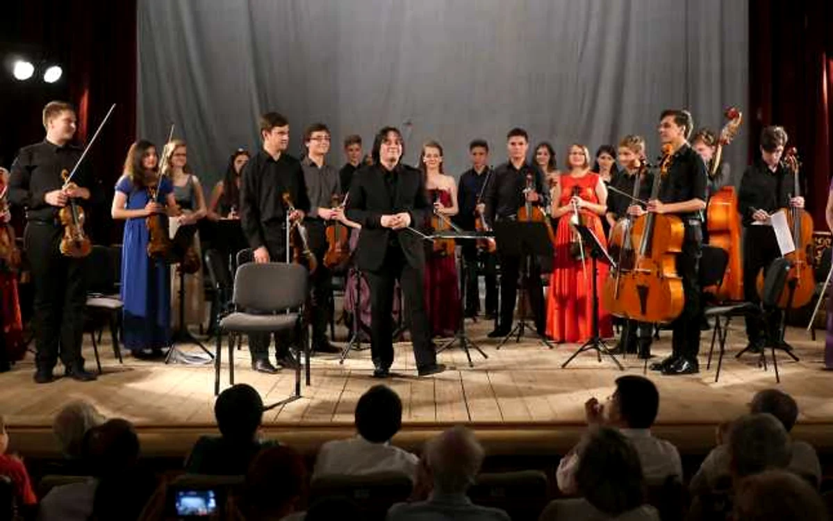 Orchestra „Junior”, cu dirijorul Gabriel Bebeşelea