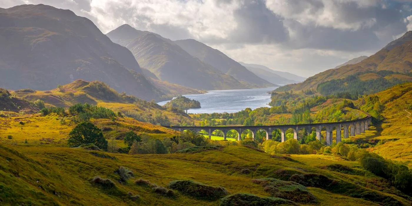 Linia West Highland din Scoția este cea mai frumoasă rută feroviară din lume. Foto: Shutterstock