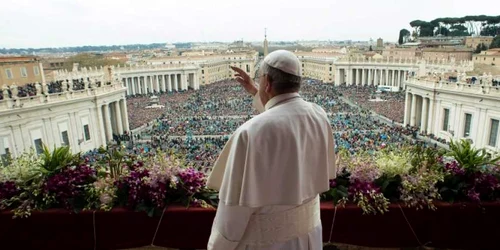 Papa Francisc adreseaza mesajul Urbi et Orbi de la balconul bazilicii Sfantul Petru FOTO AP/L'Osservatore Romano