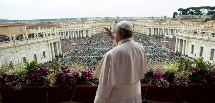 Papa Francisc se adresează „Lumii şi Cetăţii“ de la balconul Bazilicii Sfîntul Petru FOTO AP/L'Osservatore Romano