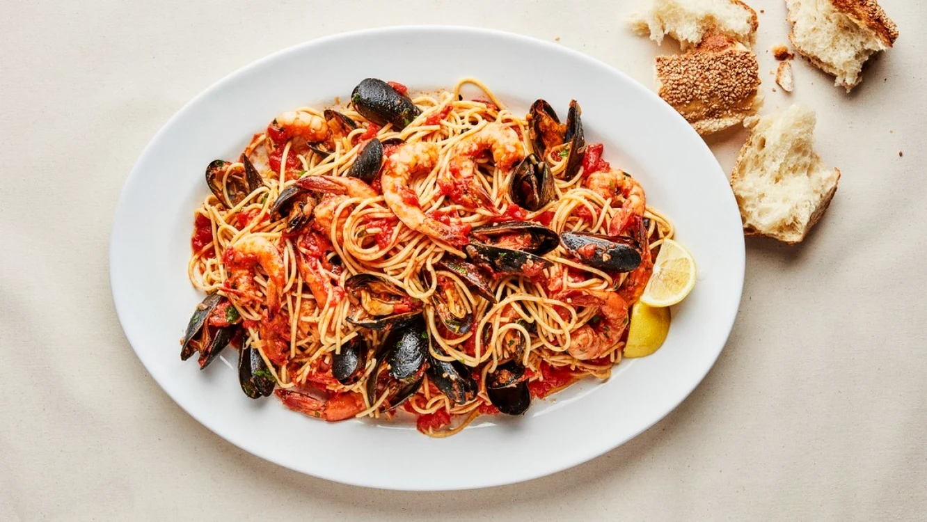 Paste cu fructe de mare şi sos de roşii