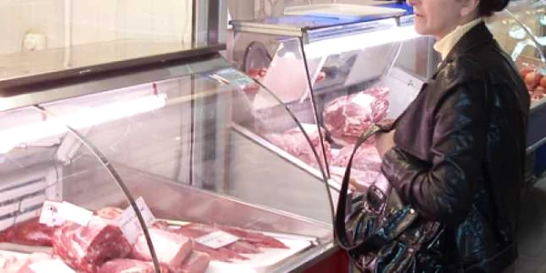 În magazinele din oraş se vinde carne de porc adusă din Uniunea Europeană