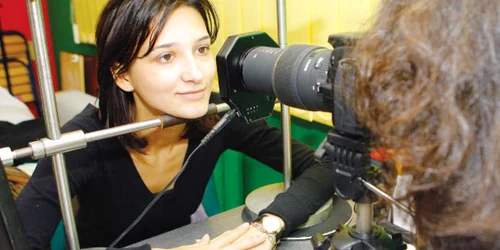 Irisul este mai întâi scanat şi fotografiat, apoi modificările de culoare, relief sau de textură sunt analizate cu ajutorul unui program de calculator 