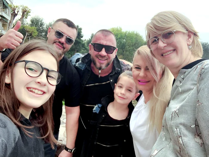 Pe cele două le leagă o prietenie veche de 12 ani