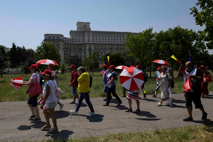 Funcționarii Parlamentului cer demontarea antenelor de pe clădire FOTO: Inquam photos / Octav Ganea