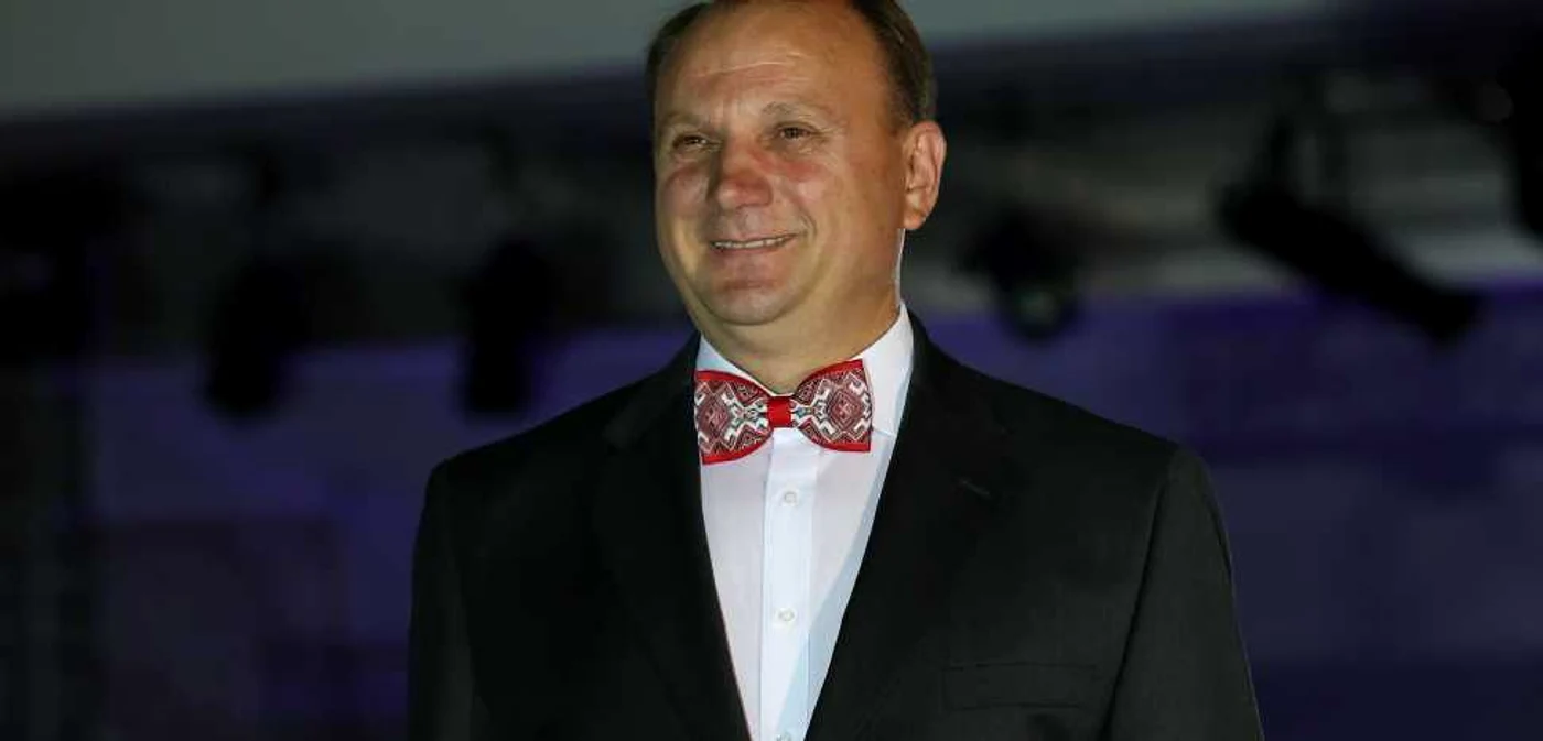 Ministrul Agriculturii Vasile Bumacov este adeptul elementelor tradiţionale în vestimentaţie, dovadă a purtat ieri, la Fashion Walk 2013, un papion cu motive populare. FOTO Dumitru Goncear