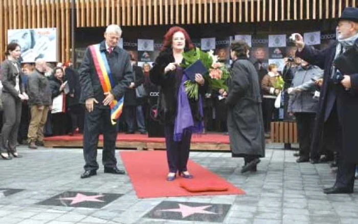 Datorită carierei sale, Stela Popescu a primit o stea pe „Hall of Fame“-ul românesc în decembrie anul trecut   p Foto: ARHIVĂ PERSONALĂ