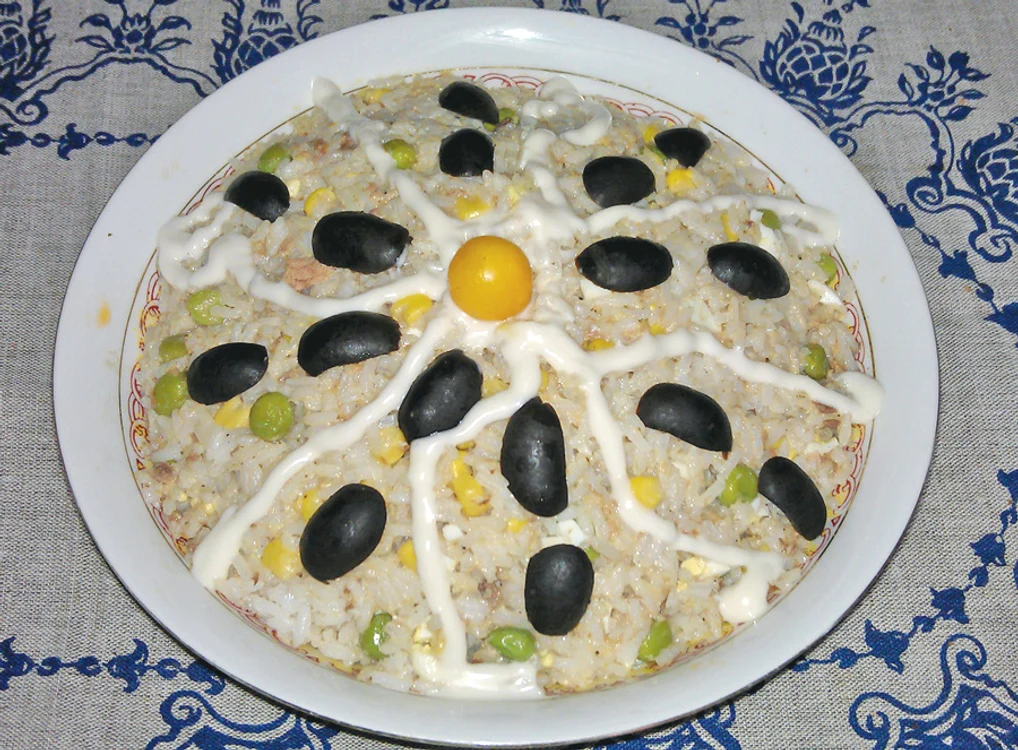 
    Salată de orez cu ton  