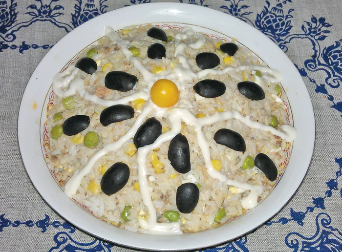 
    Salată de orez cu ton  