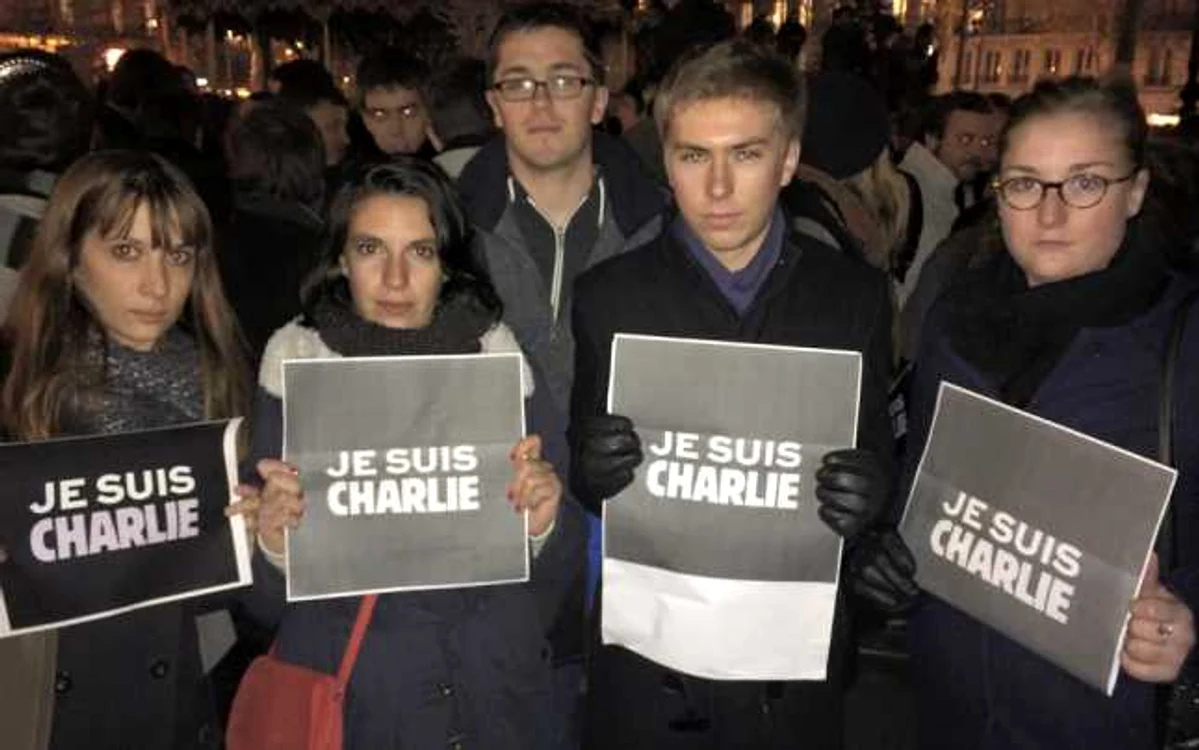 „Je suis Charlie” este mesajul prin care oameni de pe tot mapamondul îşi manifestă regretul faţă de atentatul terorist din Paris FOTO Facebook/ Soutien à Charlie Hebdo