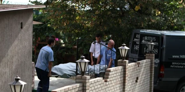 Cadavrul lui Ion Stratulat a fost scos pe poarta din spate a localului unde s-a produs crima  FOTO DE EDUARD BÂZGU