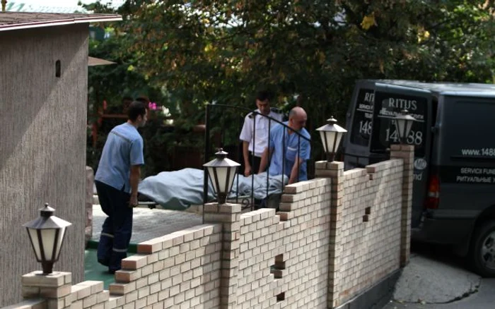 Cadavrul lui Ion Stratulat a fost scos pe poarta din spate a localului unde s-a produs crima FOTO DE EDUARD BÂZGU