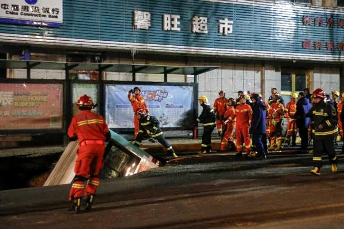 Autobuz prabusit intr-o gaura aparuta in sosea din Xining China FOTO AFP/ Str