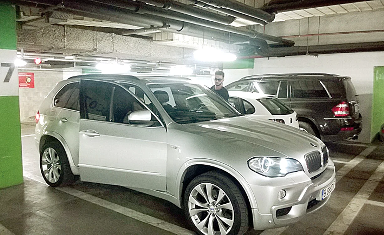 
    Dorian Popa conduce acum un  BMW X5 la mâna a doua,  pe care a dat 17.000 €  