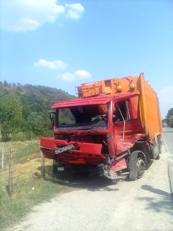 Se pare că şoferul autogunoierei nu s-a asigurat FOTO CRISTIAN FRANŢ