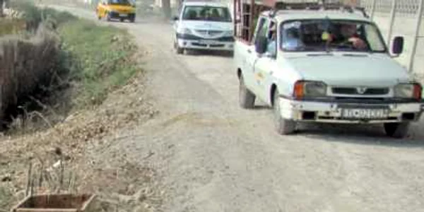Şoferii circulă nestingheriţi pe lângă lădiţa în care ard lumânări pentru victime