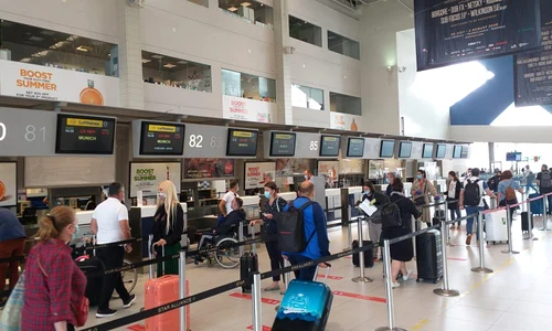 pasageri pe aeroportul otopeni dupa reluarea zborurilor jpeg