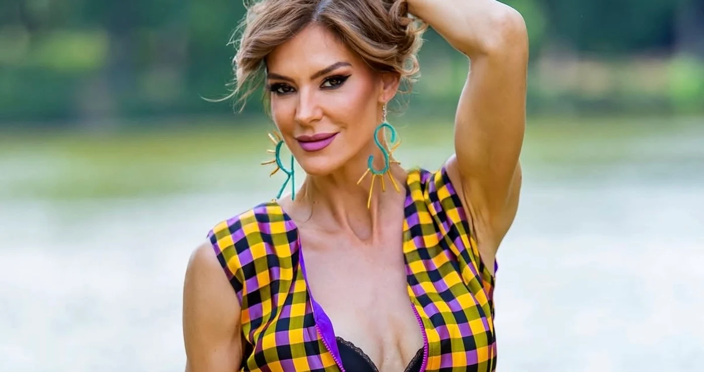 Roxana Ciuhulescu nu se prea ferește de soare foto:Facebook 