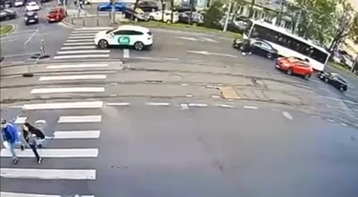 Un șofer a amenințat conducătorul unui autobuz cu o armă / FOTO: Captură video