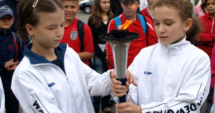 Hunedoara: FOTOGALERIE Micile gimnaste au primit torţa pentru pace