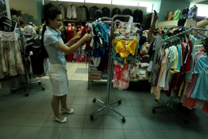 Craiova: Moda pe plajă pune la cheltuială tinerele cu fiţe