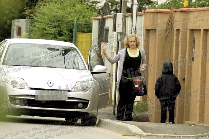 
    12 Mai: Blonda lui Petru  Mircea îl aduce  acasă pe băiatul  Mădălinei Manole (Fotografii: Blitz)  