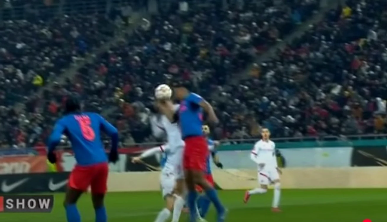Momentul în care Ngezana pare că atinge mingea cu mâna  FOTO  Captură video