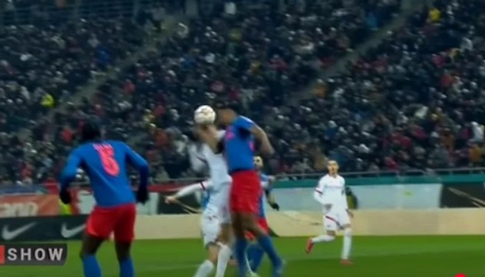 Momentul în care Ngezana pare că atinge mingea cu mâna  FOTO  Captură video