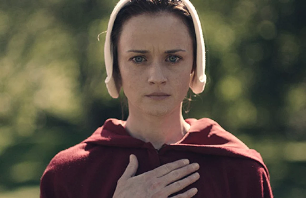 Bazat
pe romanul clasic al lui Margaret Atwood, serialul „Povestea slujitoarei“ este
povestea vieţii în Gilead, o societate totalitară distopică ce a fost cunoscută
în trecut ca Statele Unite FOTO HBO