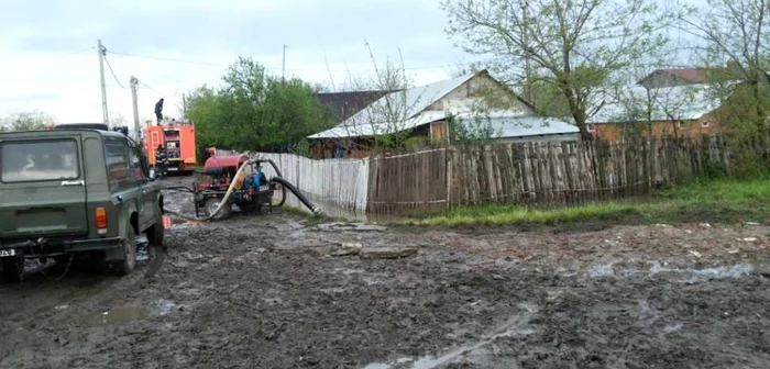 Zece gospodării din satul Cândeşti, comuna Verneşti, au fost acoperite de aluviuni